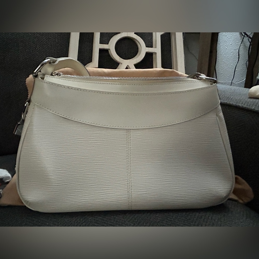 SOLD This is a gorgeous, authentic Louis Vuitton. Feel free to send offers. - Picture 2 of 16